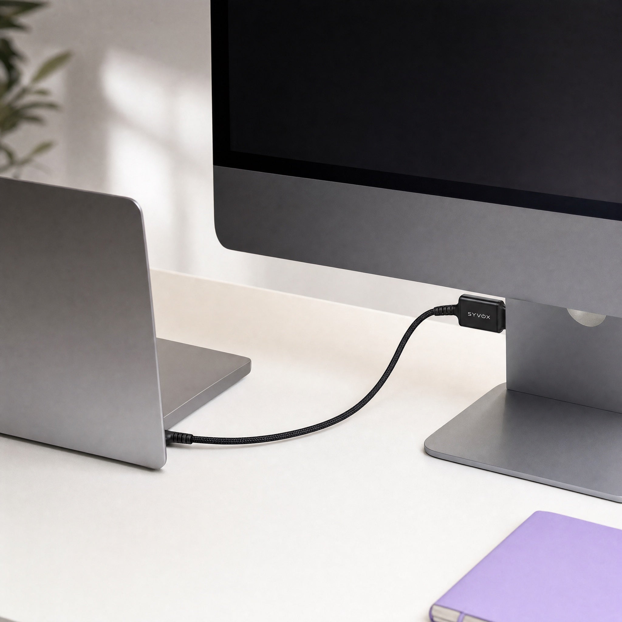 Eén kabel verbindt laptop en monitor