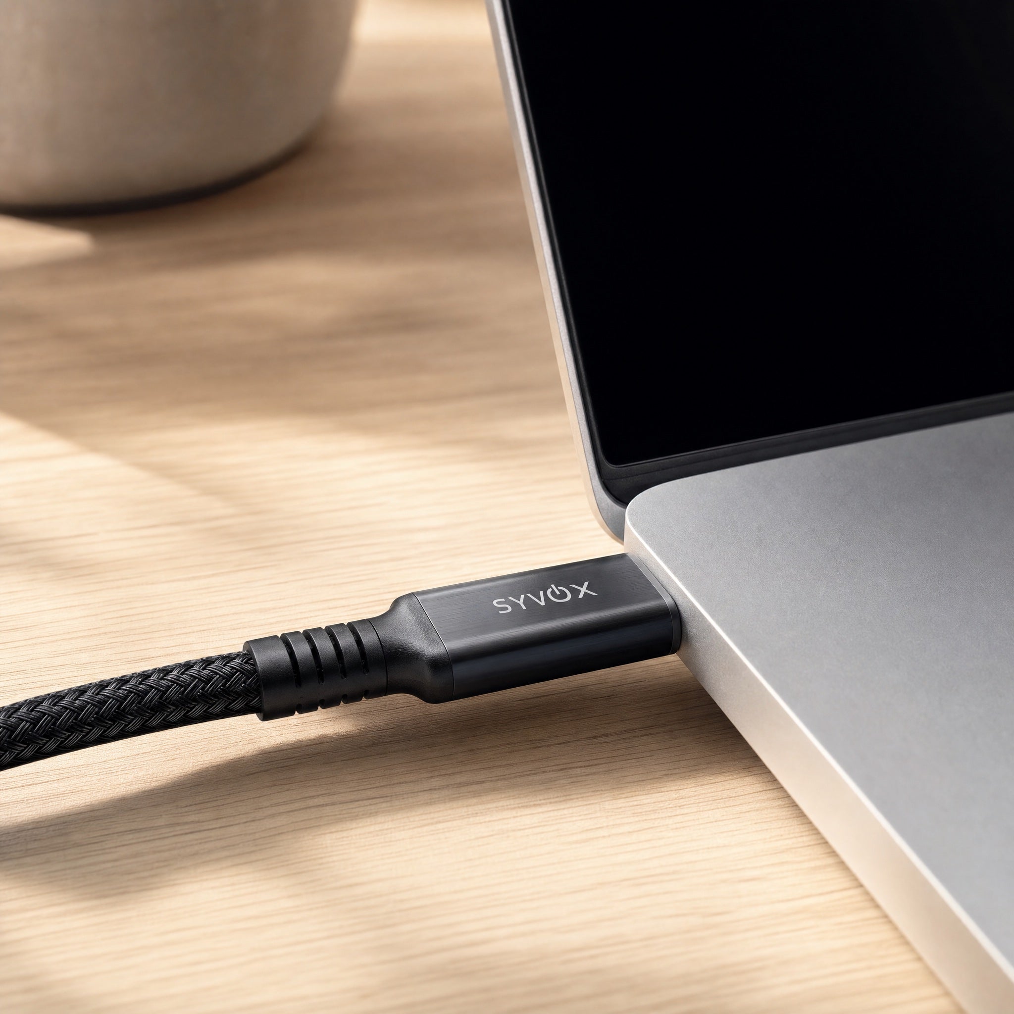 Studentenbureau met laptop en de Essential-kabel