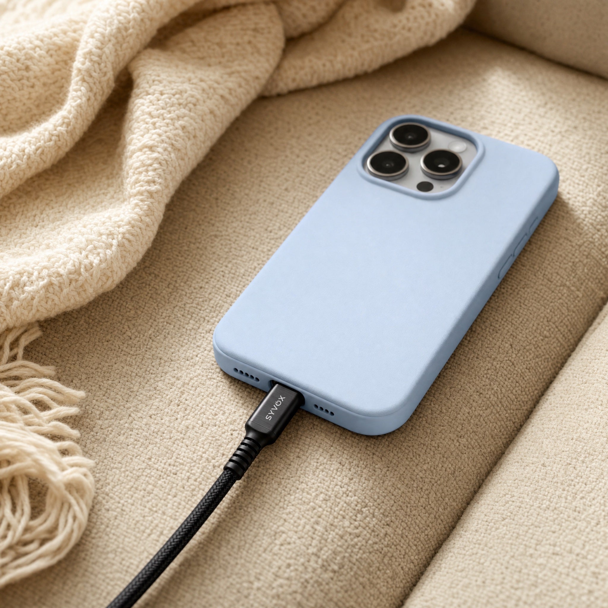 De Essential-kabel in gebruik op de bank